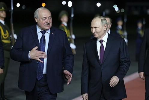 Путин, Лукашенко и «два котла»: украинские политики увидели угрозу российско-белорусского второго фронта